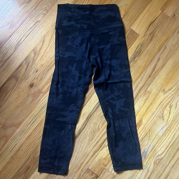 Lululemon Align High Rise Crop Capri Size 2 Black Camo - Picture 6 of 7